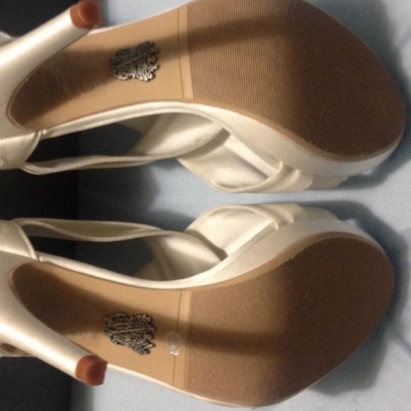 Vera Wang Satin Bow Heels - Picture 5 of 5